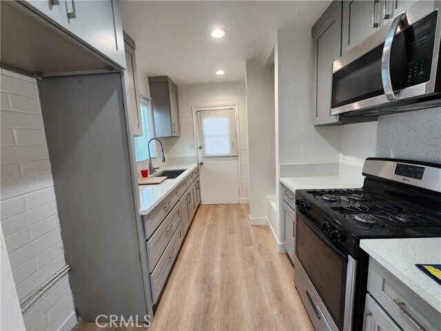 Foto del edificio - 8620 Lampson Ave