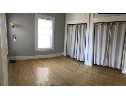 Foto del edificio - 102 Pond St