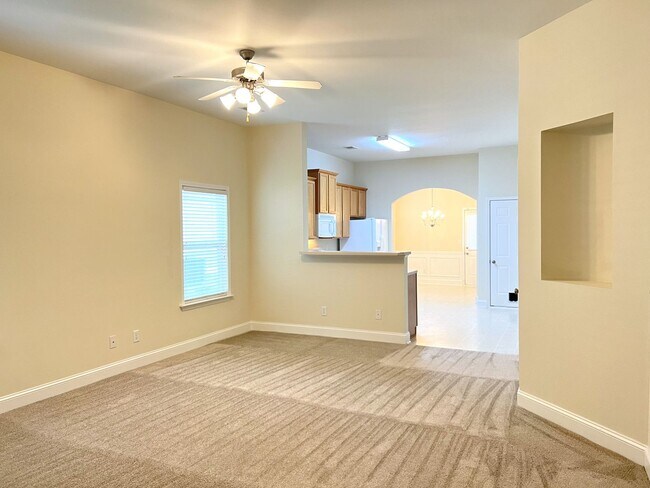 Building Photo - The Highlands!!