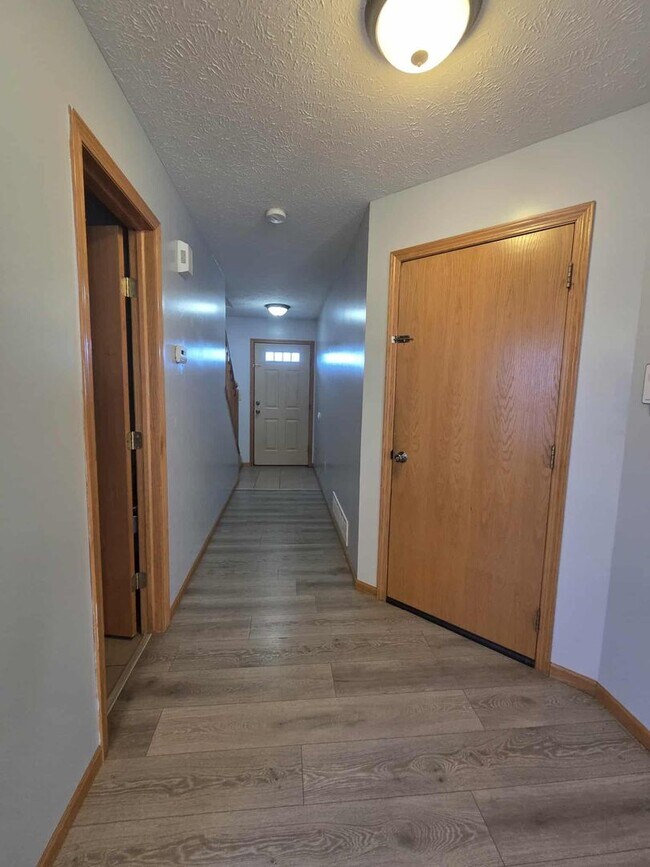 Foto del edificio - Spacious Town House!!