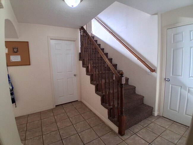 Building Photo - 654 E 700 N