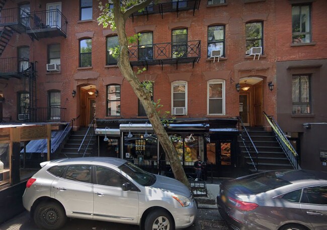 Foto del edificio - 422 E 9th St