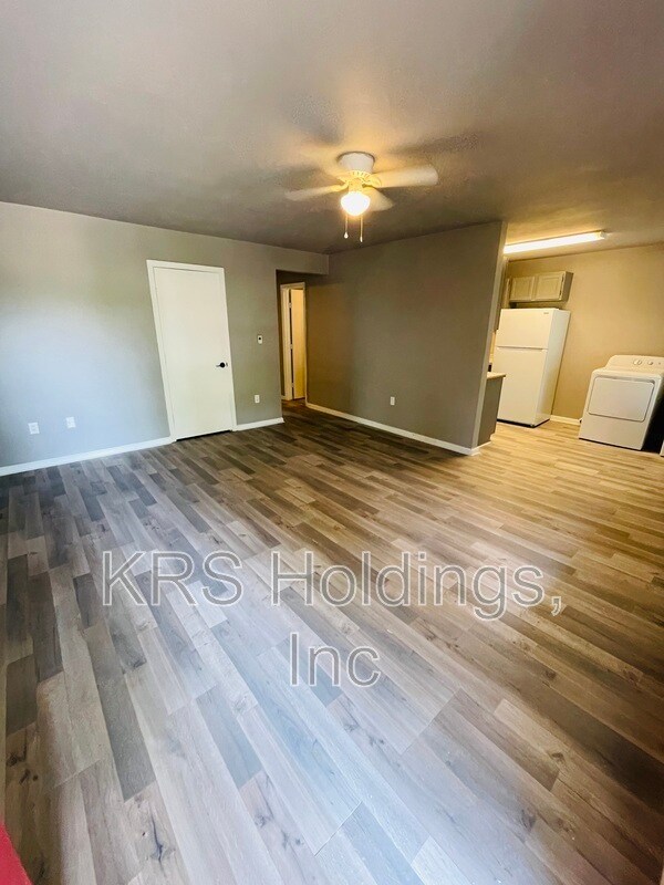 Building Photo - 318 E Little Creek Rd