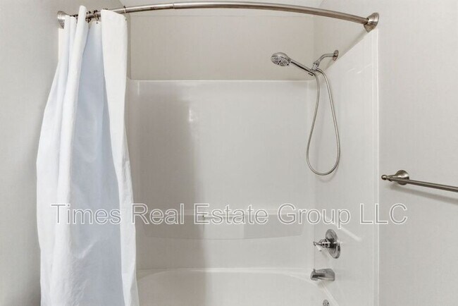 Foto del edificio - 136 Brookfield Ct