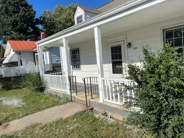 Building Photo - 123 Elm St