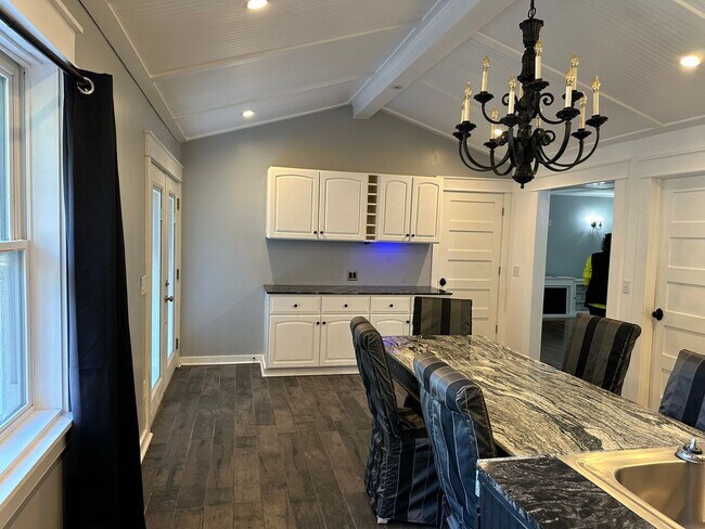 Building Photo - 3 BEDROOM 2 BATHROOM HOUSE FOR RENT
