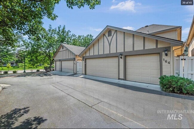 Foto del edificio - Gorgeous fully furnished home in downtown Eagle!