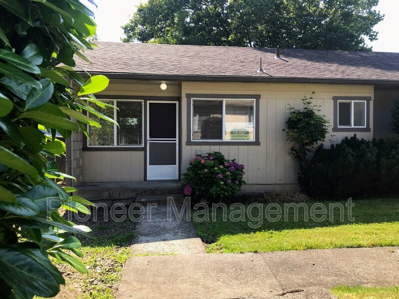807 NE Alameda Ave, Roseburg, OR 97470 Condo for Rent in Roseburg, OR