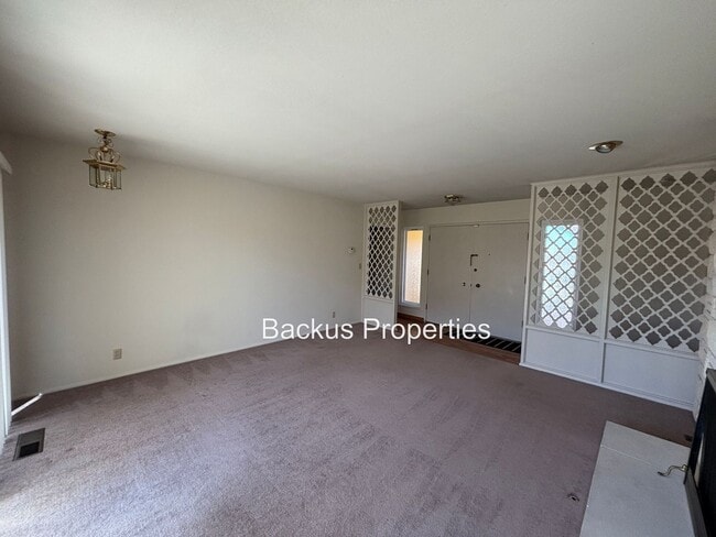 Building Photo - Wonderful three bedroom home in South Salinas