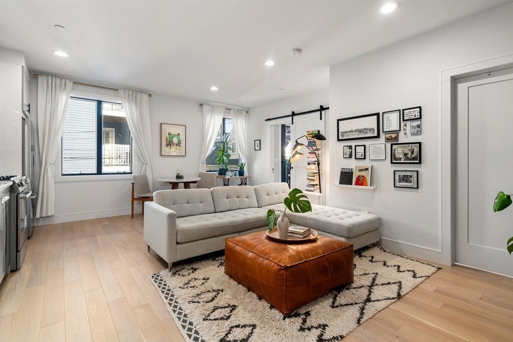 Primary Photo - 148 W 9th St