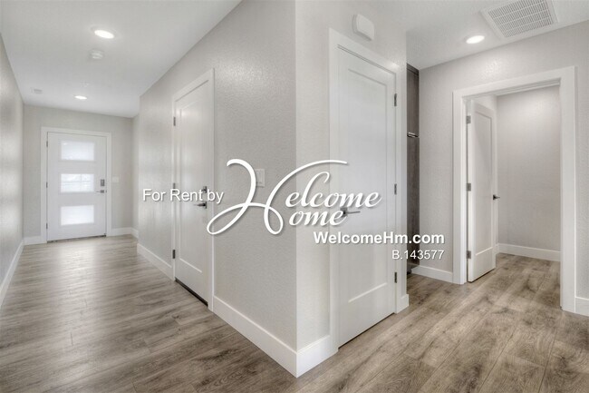 Building Photo - Coming Soon - NEWER Luxury Town Home Centr...