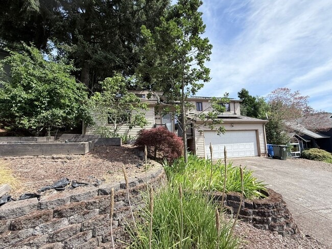 Foto del edificio - Beautiful 4 Bed, 2 Bath Single Family Home 2 Attached Car Garage and Laundry In Unit!