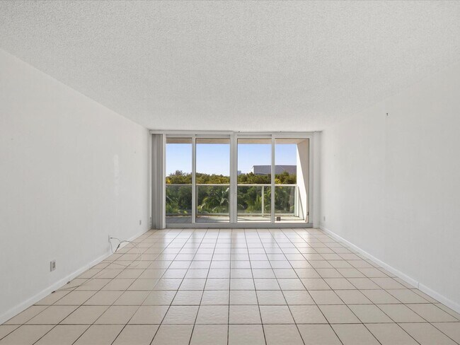 Foto del edificio - 100 Bayview Dr