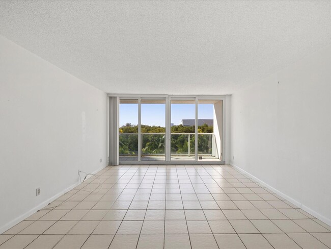 Building Photo - 100 Bayview Dr