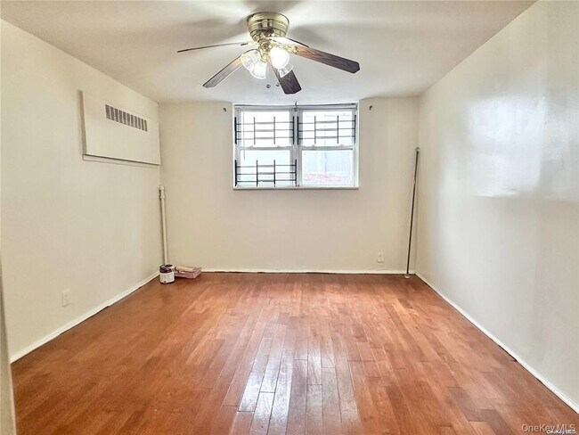 Foto del edificio - 100-42 Francis Lewis Blvd