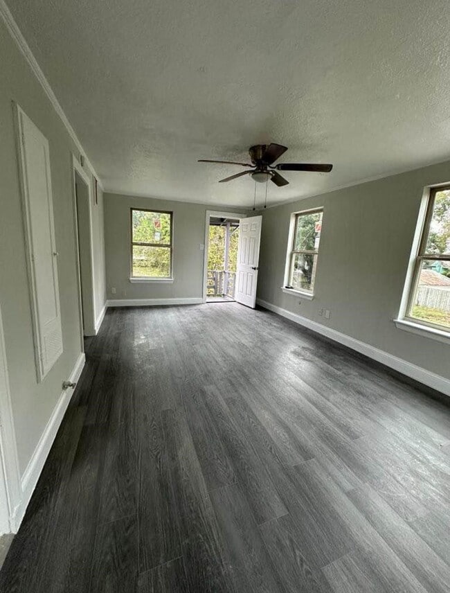 Building Photo - 702 Rosedale St