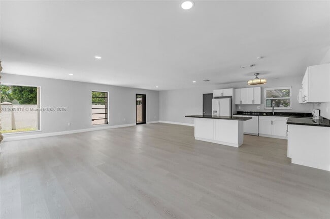 Foto del edificio - 4400 SW 89th Ave