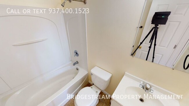 Building Photo - Nice 3 bedroom, 1 bath home with 1.5 car d...