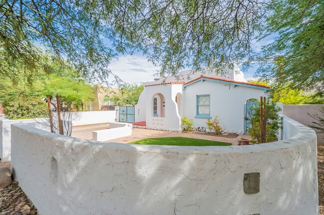 Building Photo - 2316 E 4th St