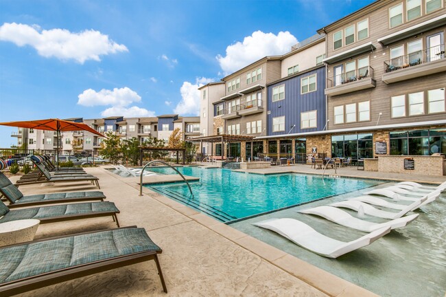 Piscina estilo centro vacacional y terraza de bronceado - Westloop