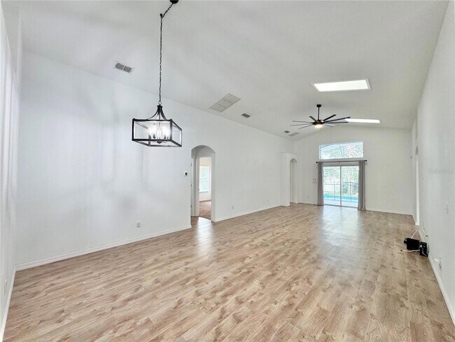 Building Photo - 502 Viola Dr