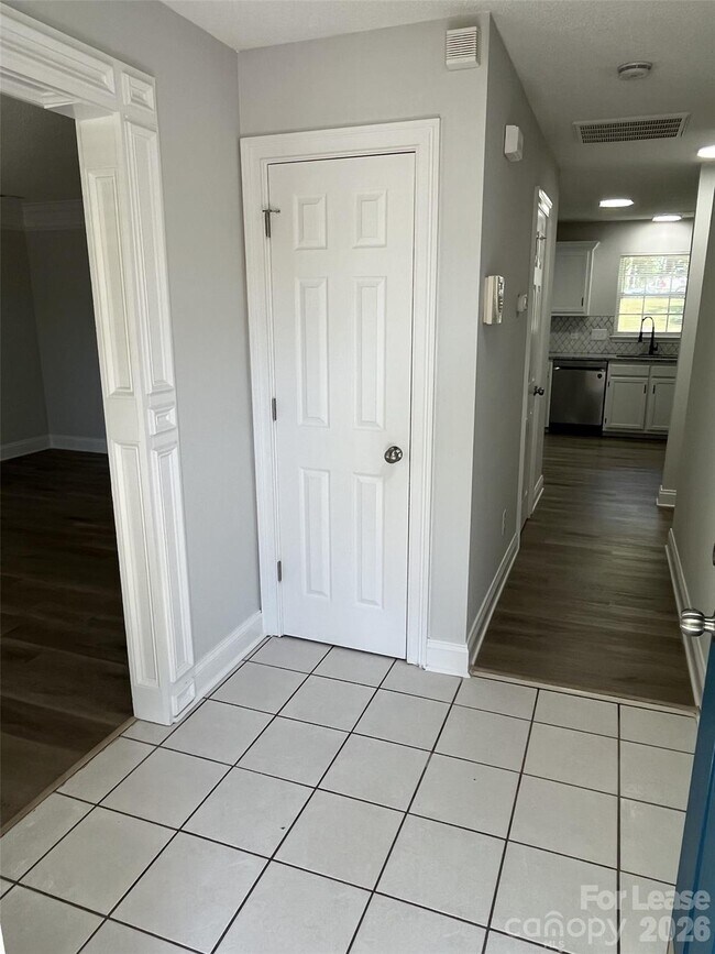 Foto del edificio - 5637 Hedgecrest Pl