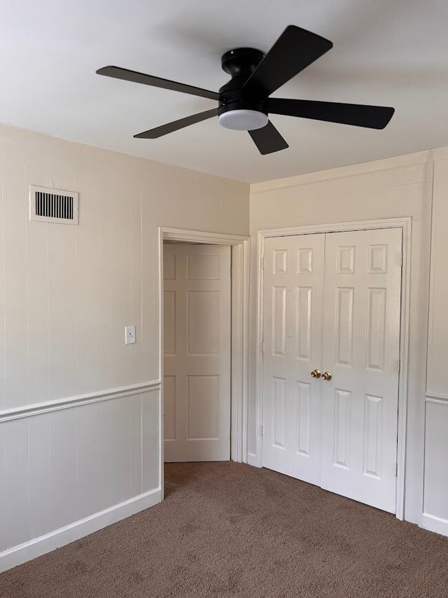 Building Photo - 1008 N Van Buren St