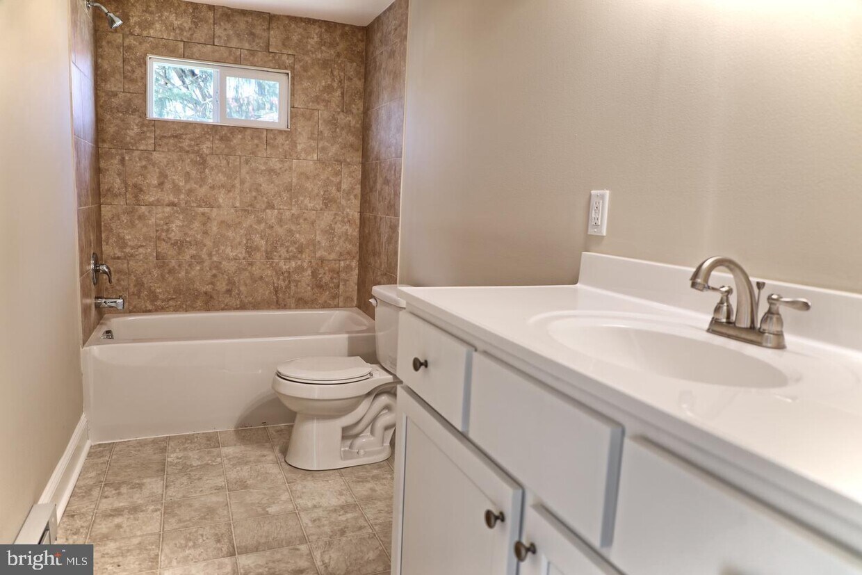 Foto principal - 223 W 6th St