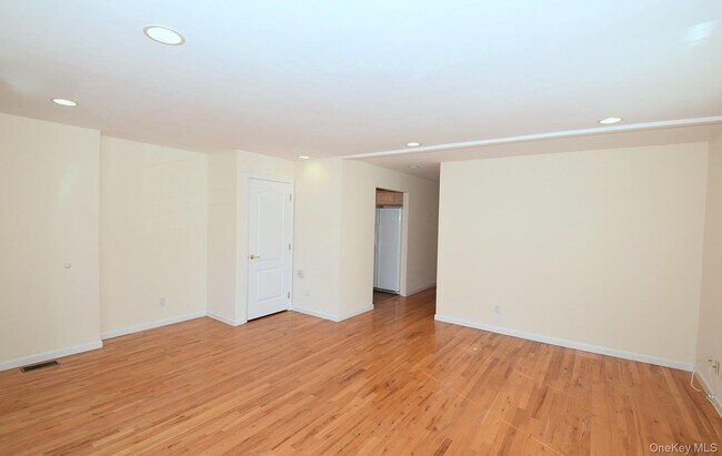 Foto del edificio - 74 Firwood Rd