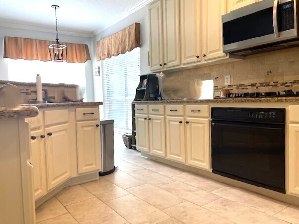 Building Photo - Great Cypress Location, close to shopping,...