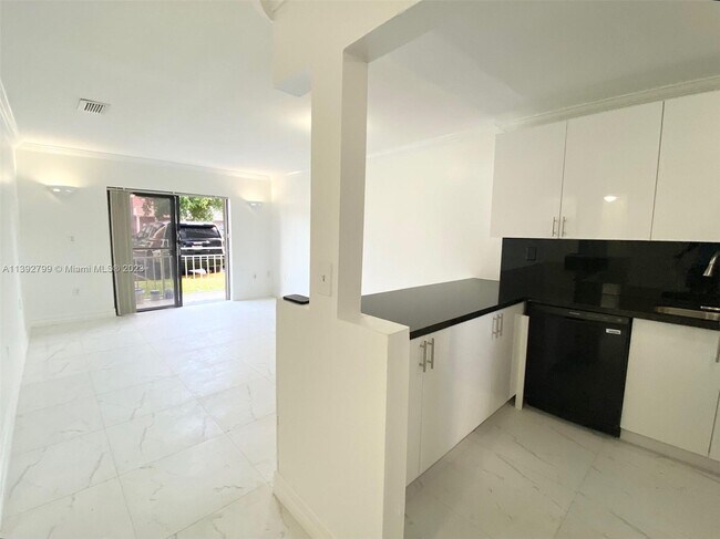 Foto del edificio - 8401 NW 8th St