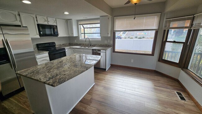 Foto del edificio - Spacious Townhome with Finished Basement i...