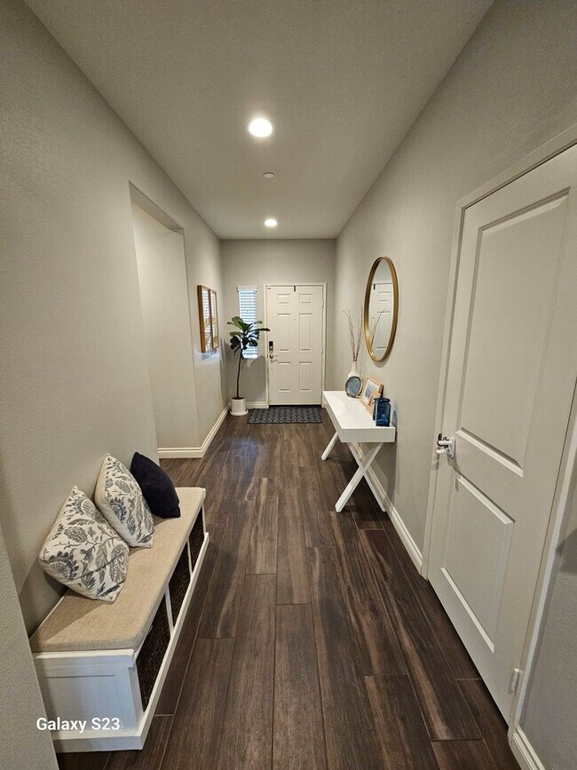 Foto del edificio - Modern 5-Bedroom Home with Solar – Great C...
