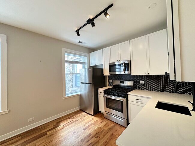 Foto del edificio - 643 W Wrightwood Ave