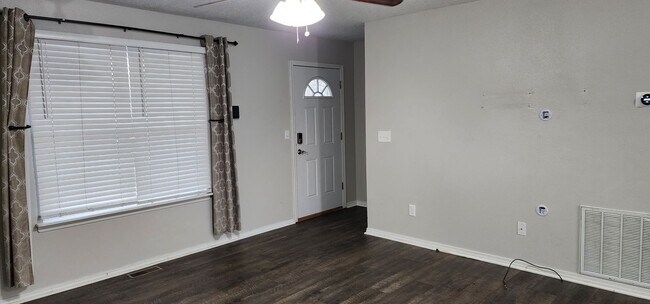 Building Photo - Beautiful 4 Bed 2.5 Bath Home in Quiet Nei...