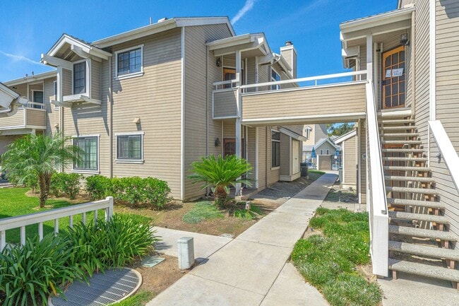 Building Photo - Gated 2BR Condo with Pool View