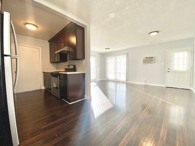 Building Photo - 1026 N Hudson Ave