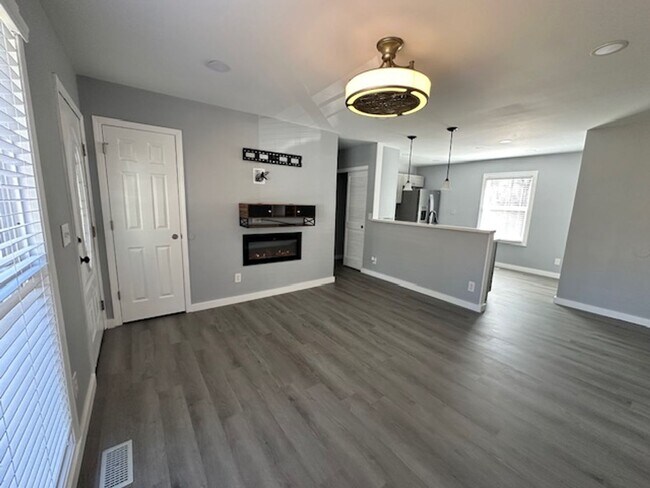 Building Photo - In Greer completely Renovated 3 bedroom - ...