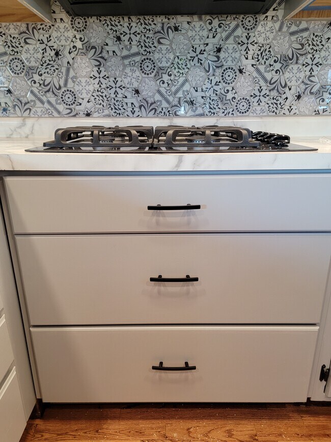 gas range w great storage for pots and pans - 4723 Meredeth St