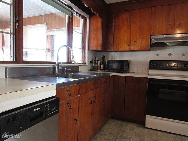 Building Photo - 3 br, 1.5 bath House - 282 Cook Hill Road