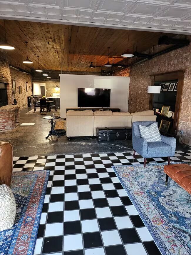 Foto del edificio - 827 W Main St