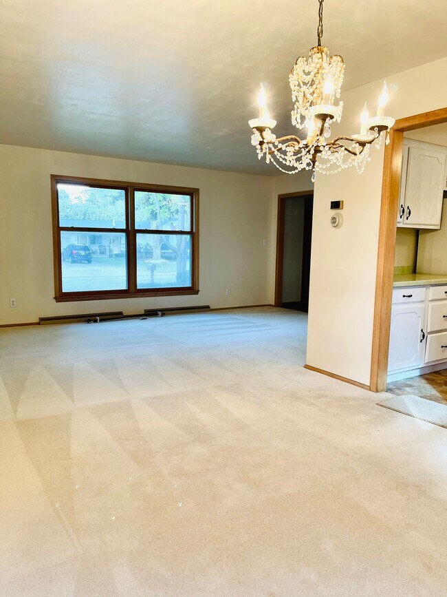 Building Photo - 567 E Peckham St