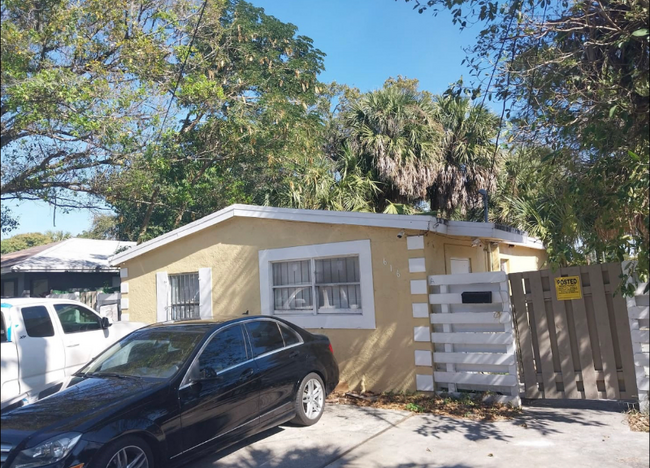 Foto del edificio - 616 NW 14th Way