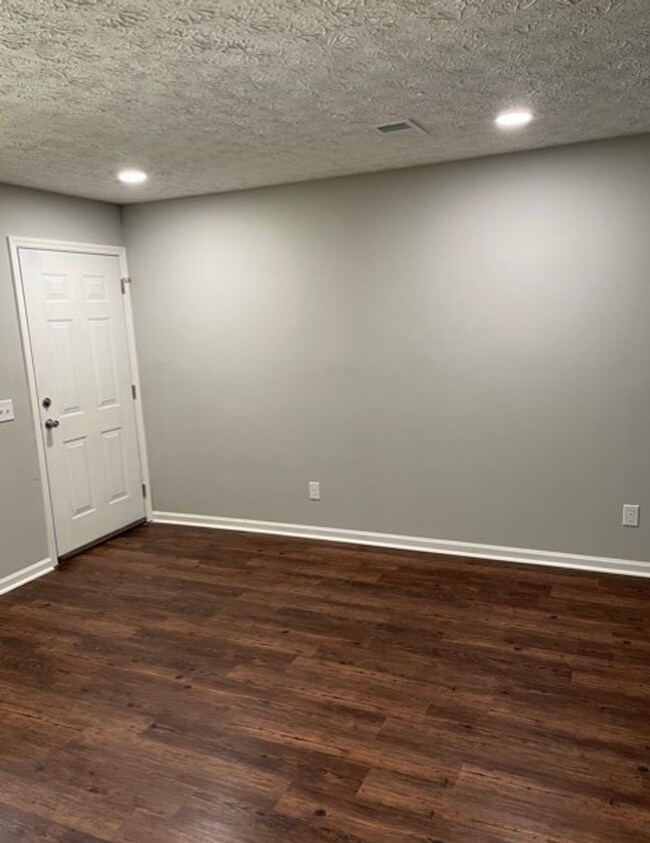 Foto del edificio - Newly Remodeled 2bed/1bath off of Hampton ...