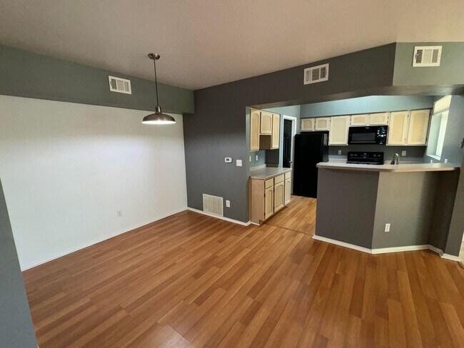 Foto del edificio - Quiet Community in Can't Beat Location - $...