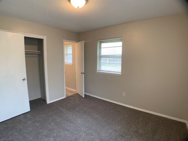 Building Photo - 3 Bedroom Southwest OKC