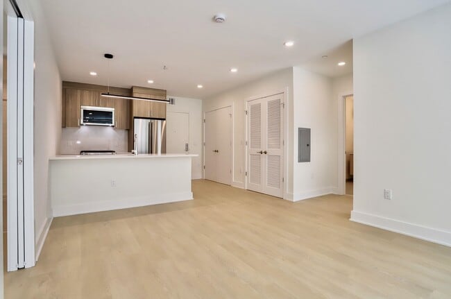 Building Photo - 303 Madison St