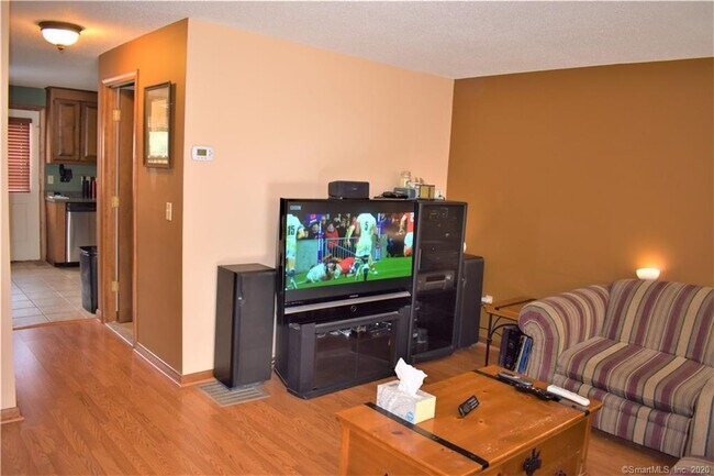 Building Photo - 12 Oak Forest Dr