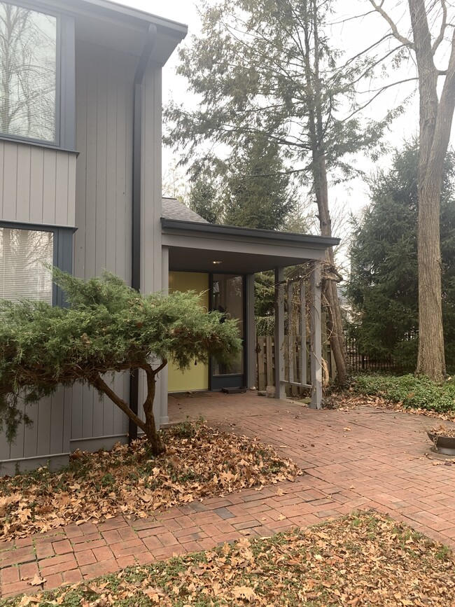 Building Photo - 2280 Tudor Dr