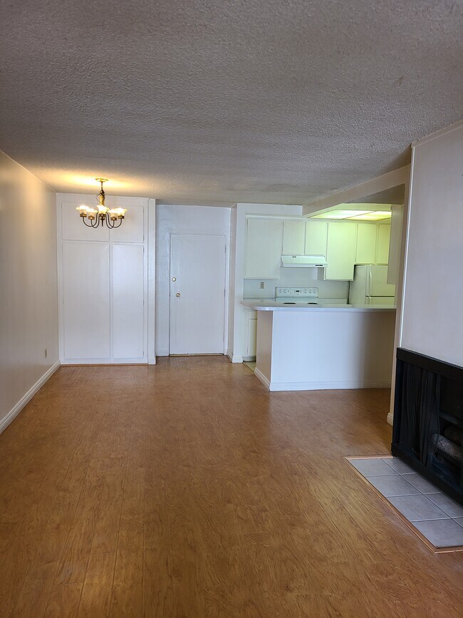 Building Photo - 160 S El Molino Ave